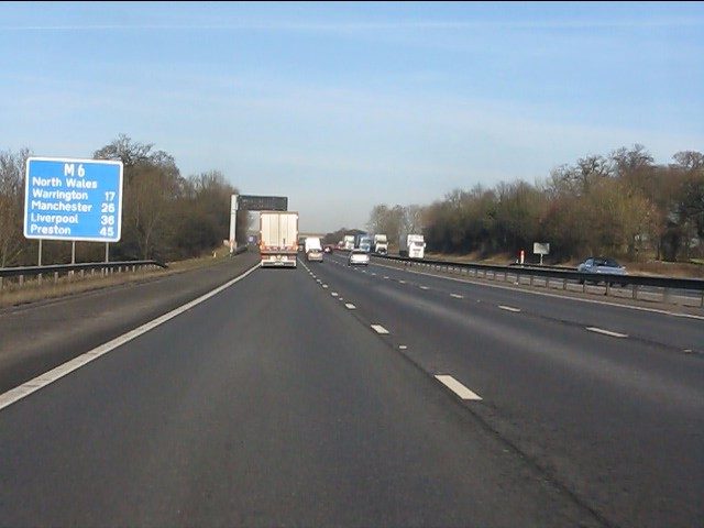 イギリス — モーターウェイの確認標識(Transport)のロゴ使用例